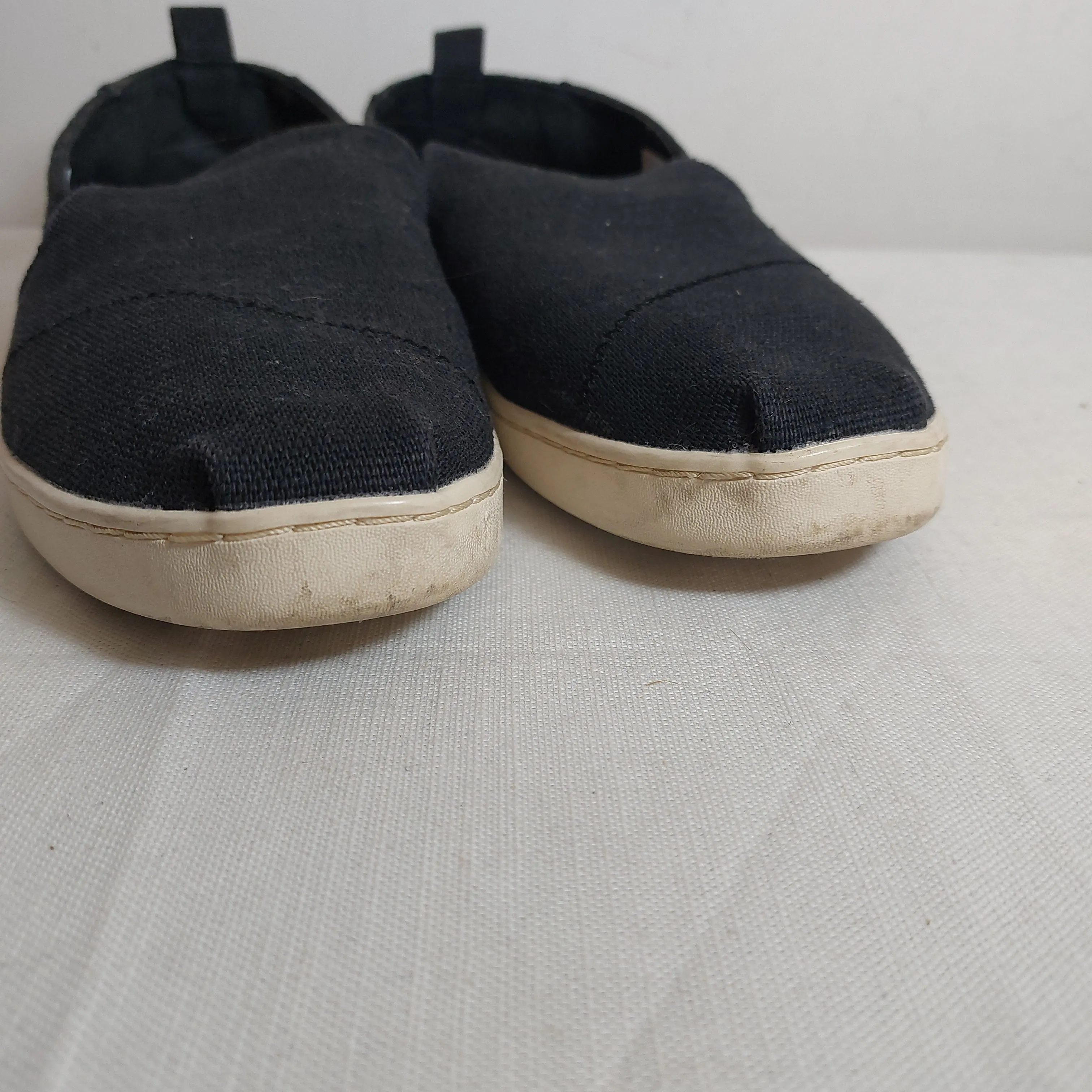 TOMS Black & White Canvas Shoes | Pre Loved |